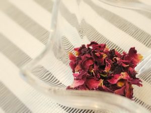 女性ホルモンのバランスを整えるローズ、３つの楽しみ方とは？